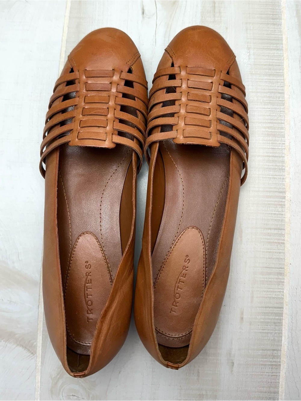 Trotters Tan Women's Leather Woven Flat slippers